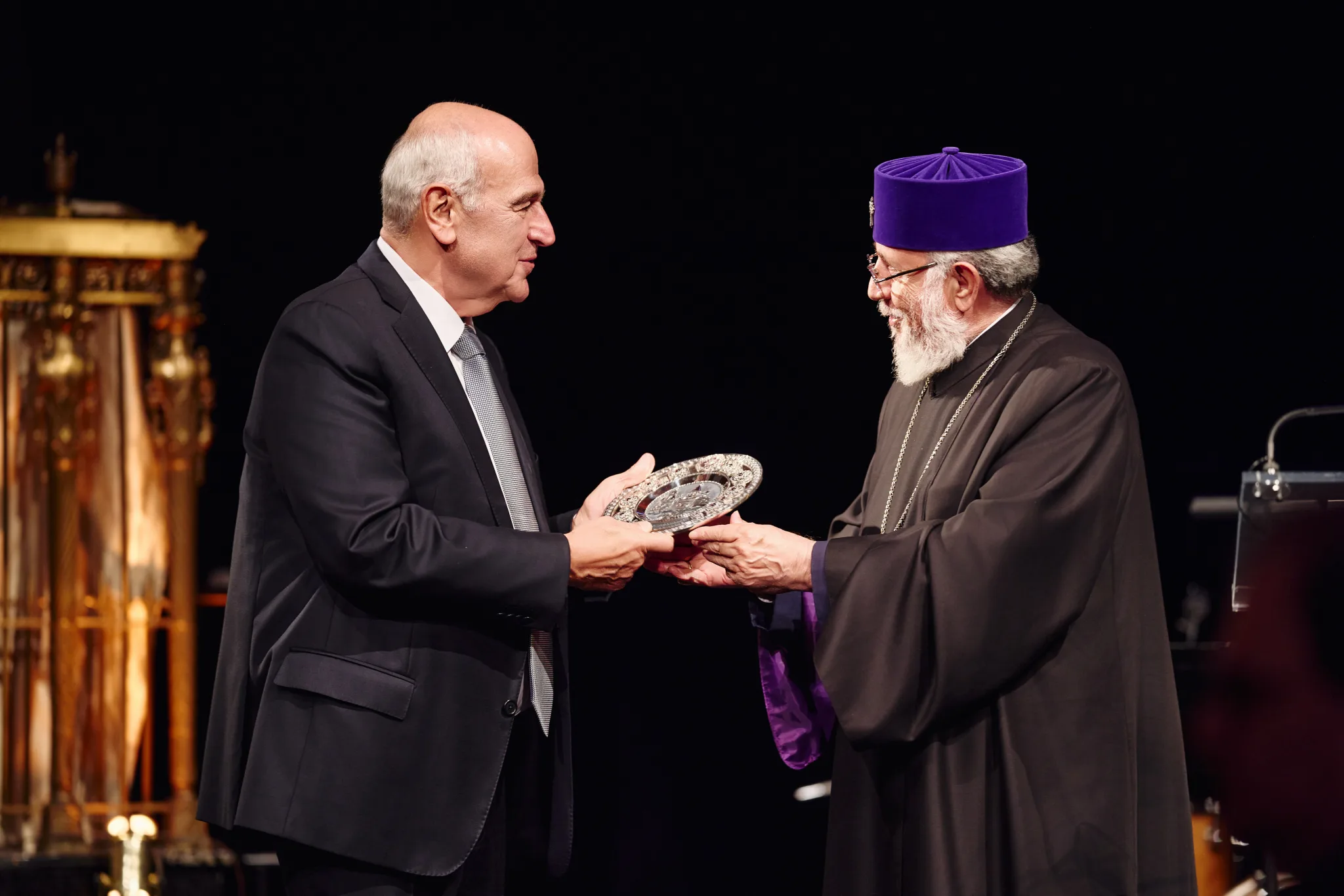 His Holiness Karekin II offers blessings in gratitude with a memento from Holy Etchmiadzin
