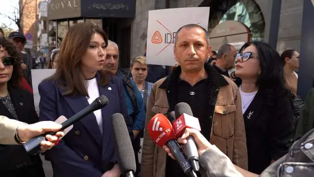 Մի խումբ քաղաքացիներ իրազեկման ակցիա էին կազմակերպել IDBank-ի գլխավոր մասնաշենքի դիմաց