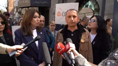 Մի խումբ քաղաքացիներ իրազեկման ակցիա էին կազմակերպել IDBank-ի գլխավոր մասնաշենքի դիմաց
