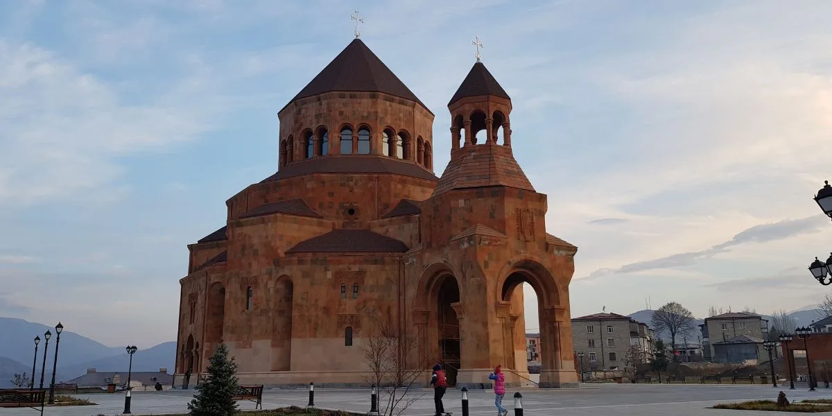 Ստեփանակերտի Սուրբ Աստվածամոր Հովանու Մայր տաճարը ենթարկվել է վшնդшլիզմի. հայկական կողմի արձագանքը