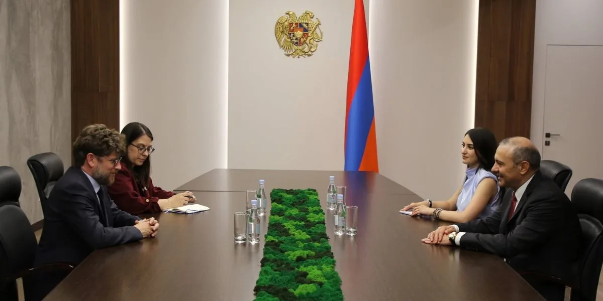 ԱԽ քարտուղարը ընդունել է դիվանագիտական առաքելությունն ավարտող Ֆրանսիայի դեսպանին