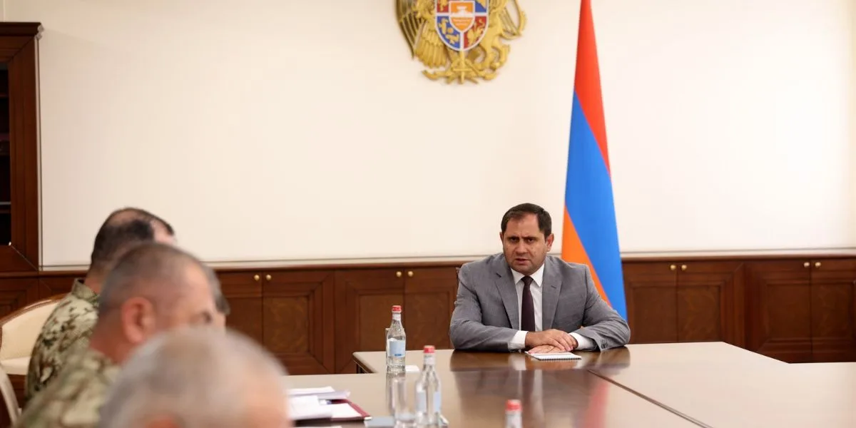 Պապիկյանը խորհրդակցություն է անցկացրել ԶՈՒ-ում սպայական, ենթասպայական և սերժանտական կազմերի համալրման հարցով