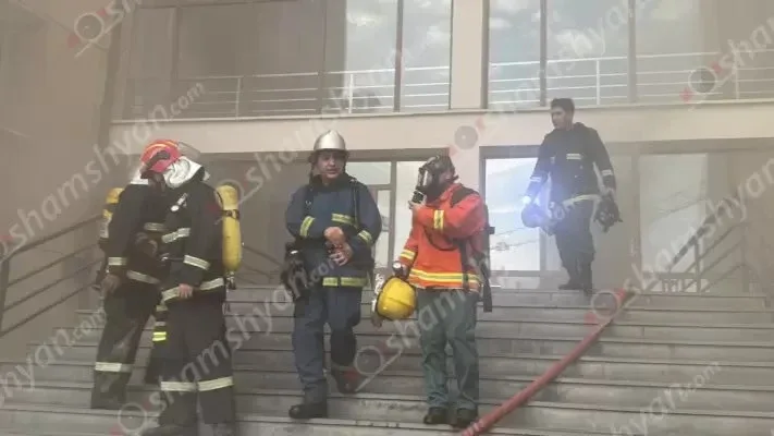 Հրդեհ է բռնկվել Երևանի քաղաքապետարանի 2-րդ մասնաշենքում. մեծ թվով աշխատակիցներ տարհանվել են