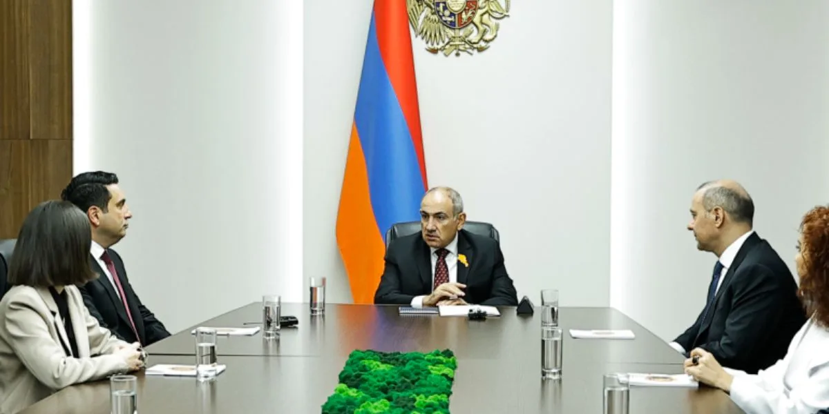 Ունեմ կոնկրետ խնդիրներ առաջադրելու ԱԽ քարտուղարին և գրասենյակին. Փաշինյանը ներկայացրել է Սիմոնյանին