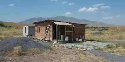 Անօրինական հրաձգարանի գործունեություն է կասեցվել, առգրավվել՝ մեծաքանակ զենք-զինամթերք (տեսանյութ)