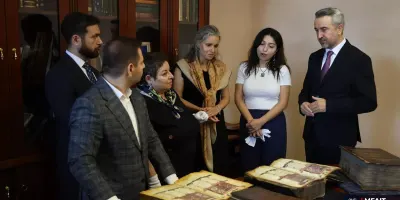 ԵՄ հատուկ ներկայացուցիչն օկուպացված Արցախ այցից հետո Երևանի Մատենադարան է այցելել